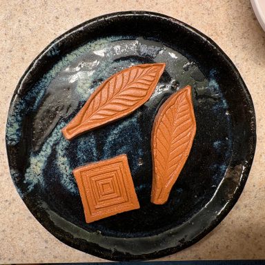 Plate with essential oil diffuser